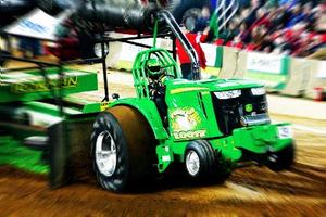 Speed tractor racing